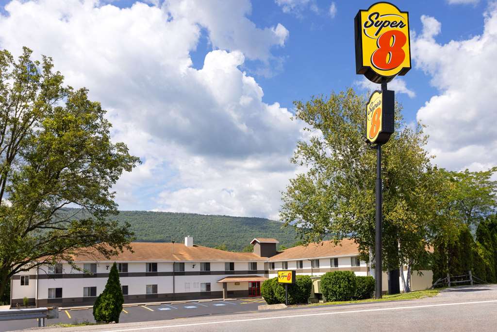 Super 8 by Wyndham Burnham Lewistown - featured photo