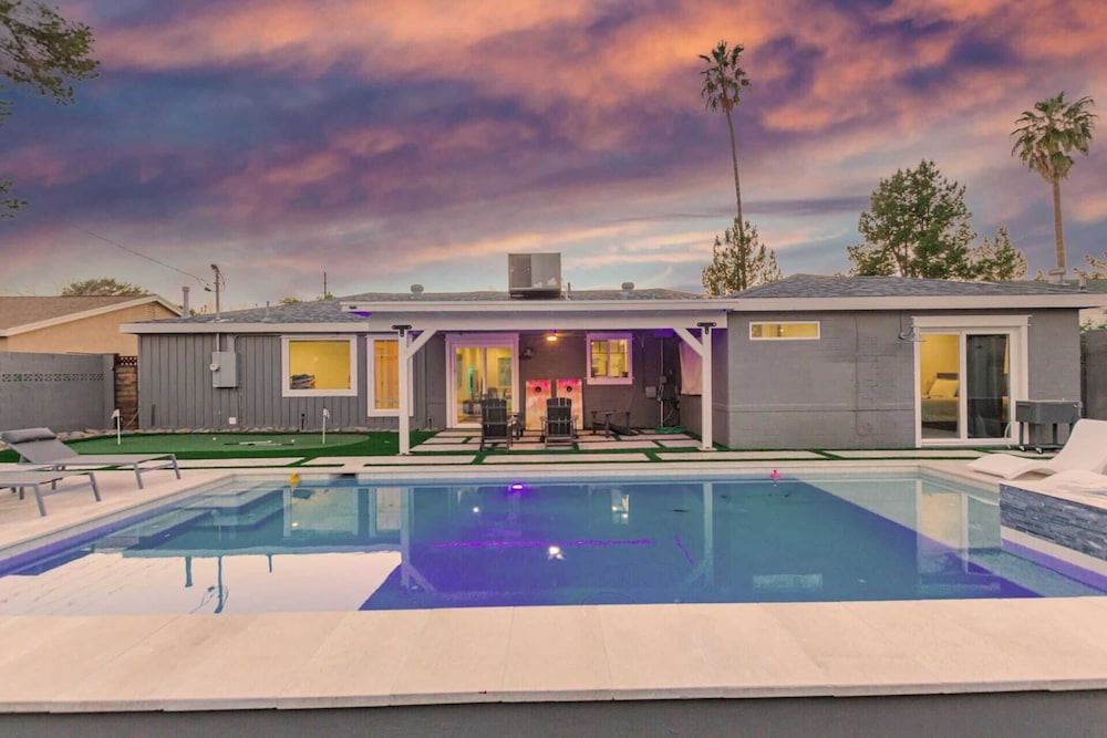 Sunsets on 11th by Avantstay Resort style Pool Hot Tub Game Room - photo 10