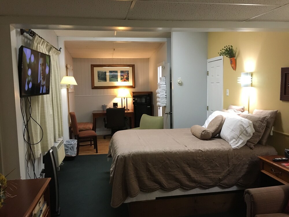 CedarWood Inn - photo 11