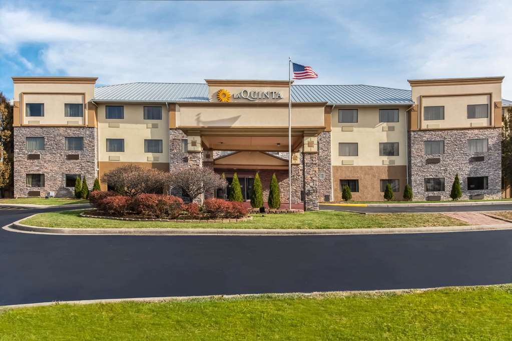 La Quinta Inn & Suites by Wyndham Fairborn Wright Patterson - photo 3
