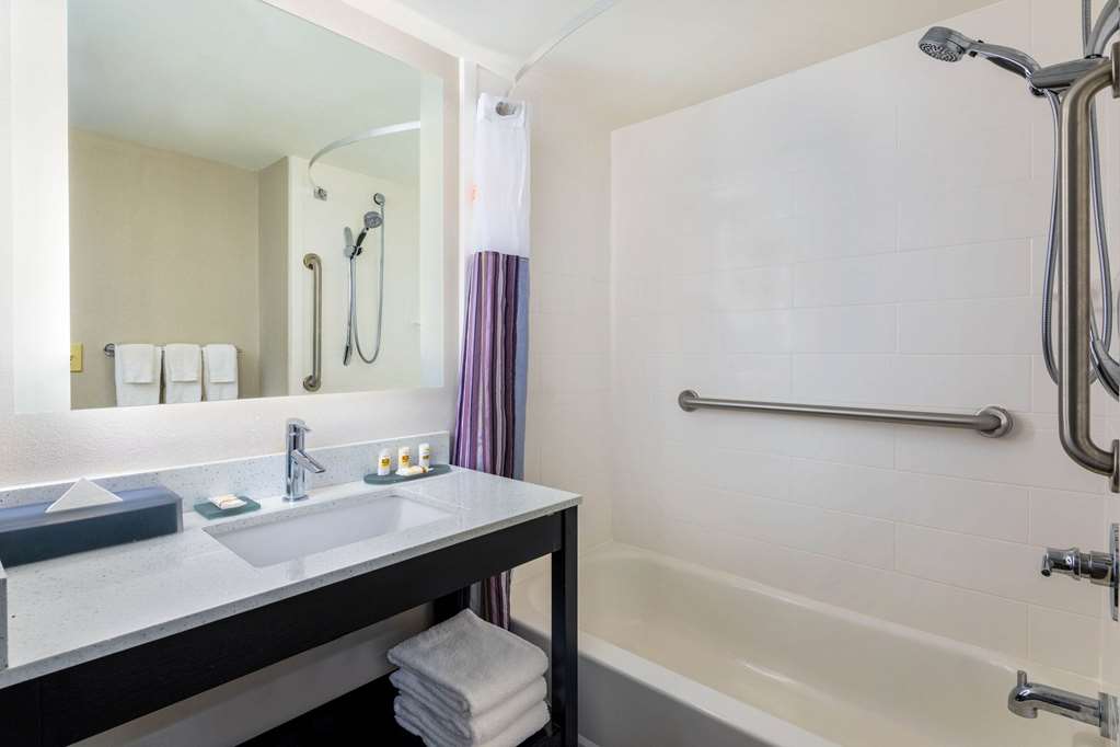 La Quinta Inn & Suites by Wyndham Kennesaw - photo 19