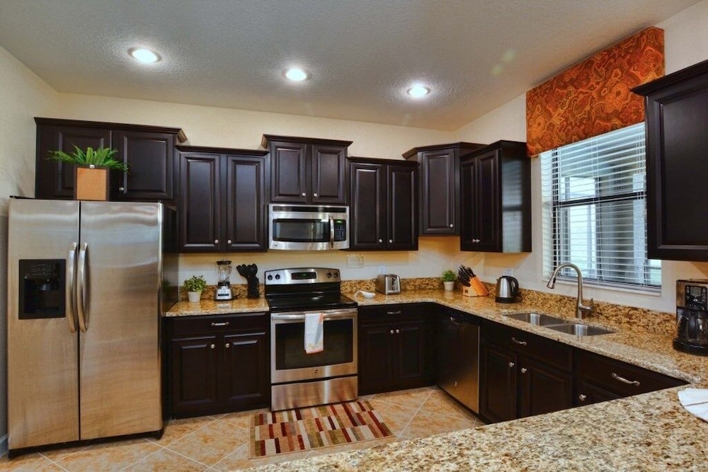 Resort Community Large Private Pool Free Wifi Game Room No Rear Neighbors 6 Bedroom Home by RedAwning - photo 13