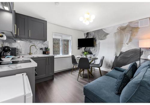 Cozy Bliss Escape: Family Friendly Getaway — 4-Star Luxury Hotel in London, United Kingdom