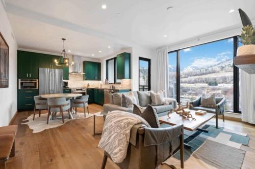 Riverfront Lodge 202 by East West Hospitality — 4-Star Luxury Hotel in Avon, United States
