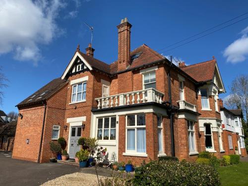 Fairlawns Guest House — 4-Star Luxury Hotel in Banbury, United Kingdom