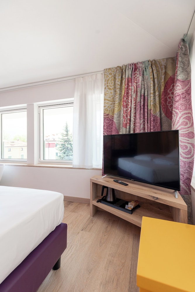 lillil Popping Holiday — 4-Star Luxury Hotel in Riva Del Garda, Italy