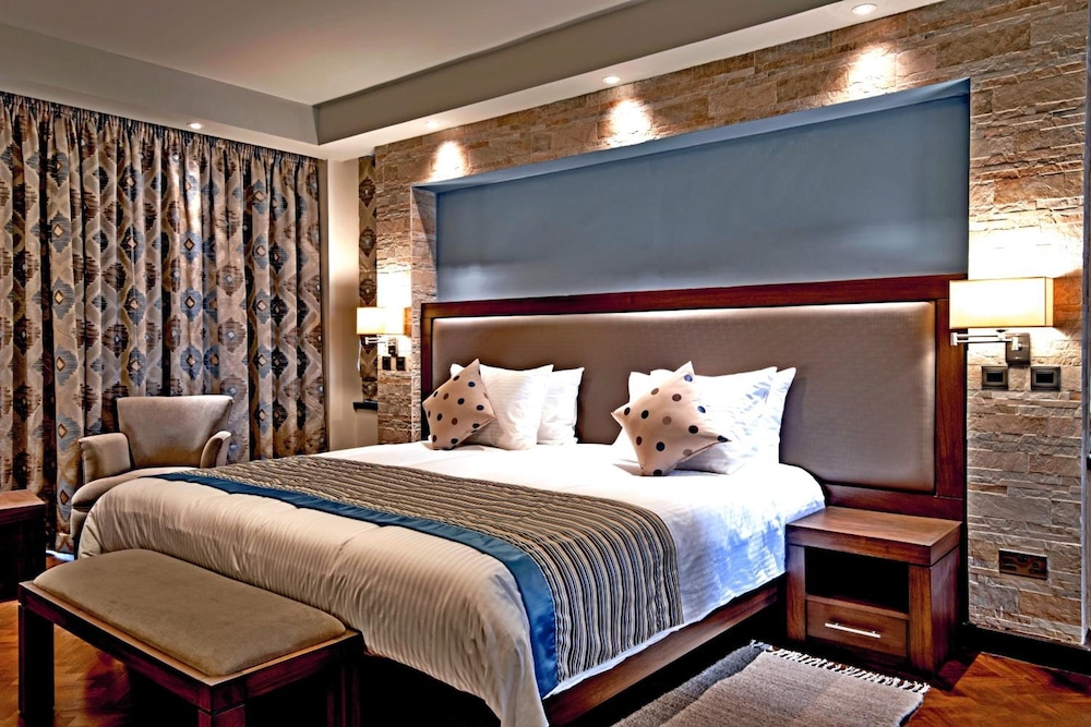 Magna Hotel And Suites