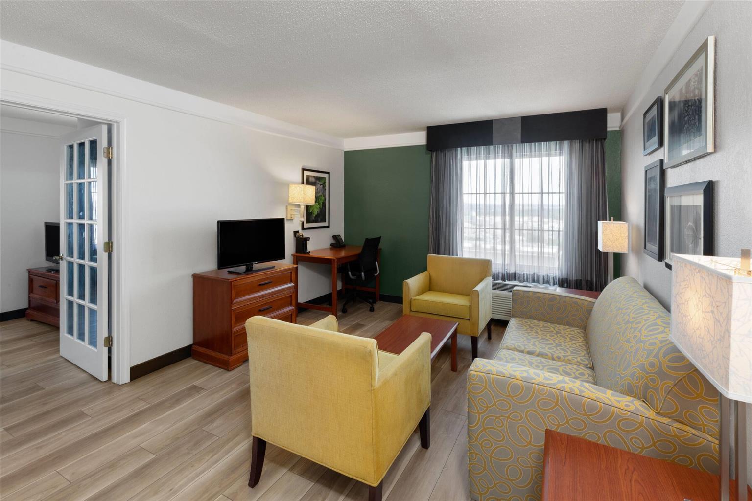 La Quinta Inn & Suites by Wyndham San Antonio Airport - photo 27