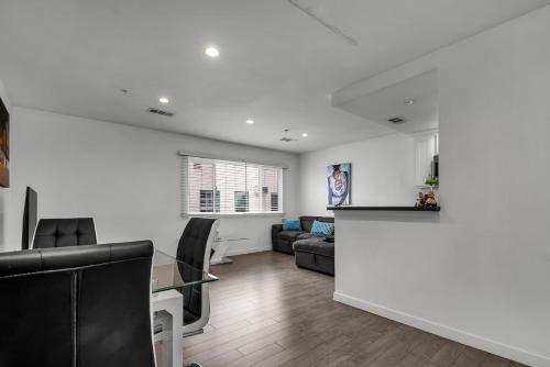 Modern Chic One Bedroom In Hollywood Koreatown Area With Parking — 4-Star Luxury Hotel in Los Angeles, United States