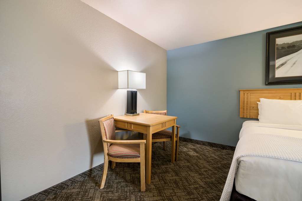 Best Western Golden Spike Inn & Suites - photo 17