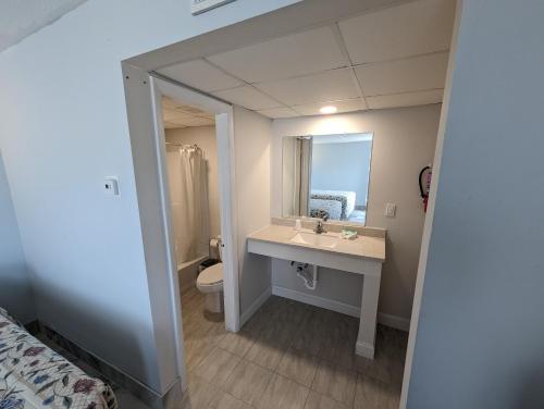 Admiral Resort Motel - photo 20