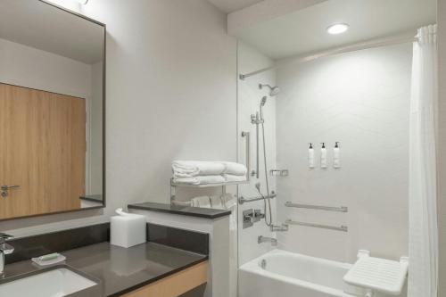 Fairfield by Marriott Inn & Suites Kansas City at The Legends - photo 7