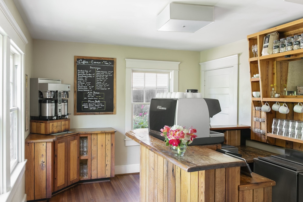 Oakhurst Inn at the University - photo 48