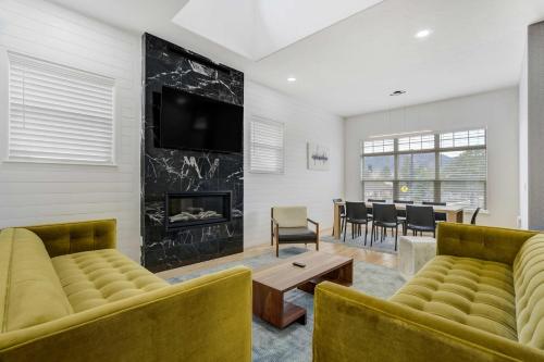 Vista Montana Downtown Monument w BBQ & Fire Pit in Monument, United States