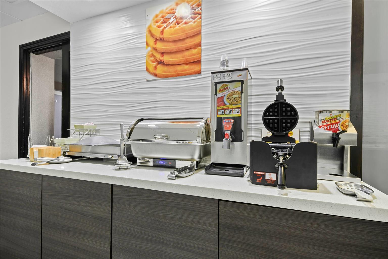 La Quinta Inn & Suites by Wyndham Sturbridge - photo 10