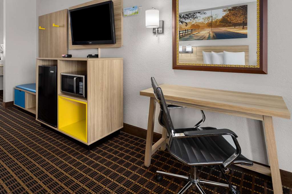 Days Inn by Wyndham Waycross - photo 10