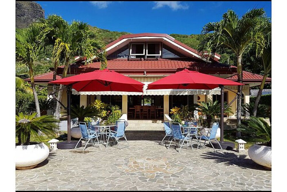 Villa Oramarama — 4-Star Luxury Hotel in Paopao, French Polynesia