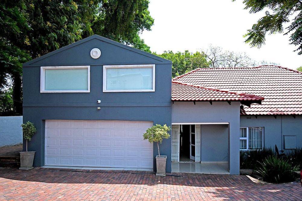 Zwelakho Luxury furnished apartments — 4-Star Luxury Hotel in Johannesburg, South Africa