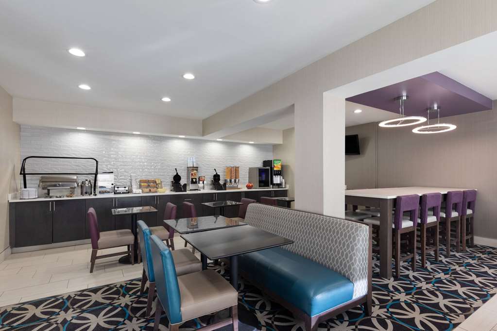 La Quinta Inn & Suites by Wyndham Snellville Stone Mountain - photo 29