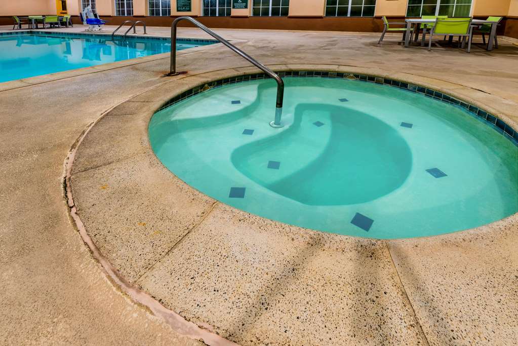 La Quinta Inn & Suites by Wyndham DFW Airport West Bedford - photo 7