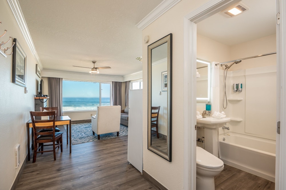 Sailor Jack's Oceanfront Inn - photo 37