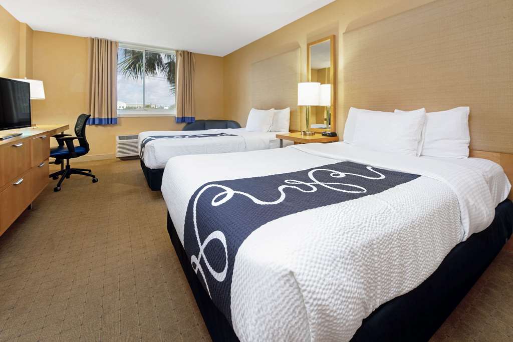 La Quinta Inn & Suites by Wyndham Coral Springs South - photo 24