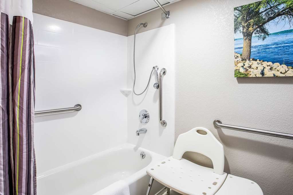 La Quinta Inn by Wyndham Davenport & Conference Center - photo 10