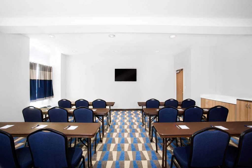 Microtel by Wyndham Vernal Naples - photo 13