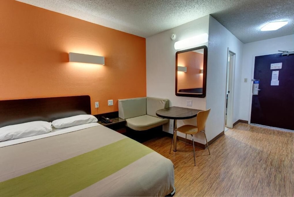 Executive Inn & Suites Hobby - photo 5