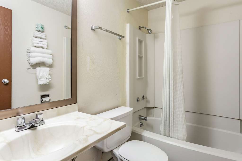 Rodeway Inn Farmington - photo 9