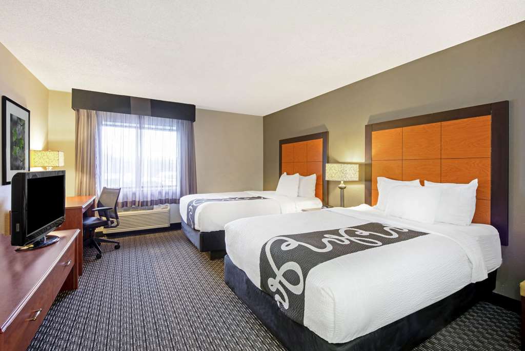 La Quinta Inn & Suites by Wyndham Harrisburg Airport Hershey - photo 15