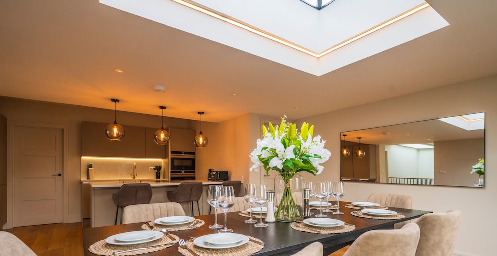 The Elizabeth Suite 3 Bedroom With Parking — 4-Star Luxury Hotel in Henley-On-Thames, United Kingdom
