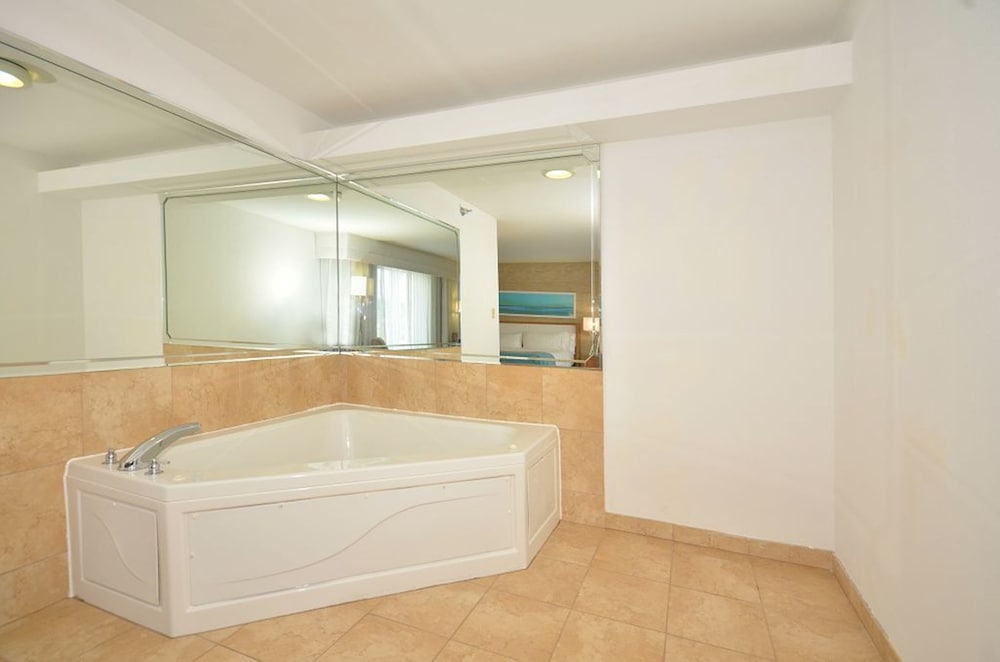 Holiday Inn Express & Suites Farmington by IHG - photo 6
