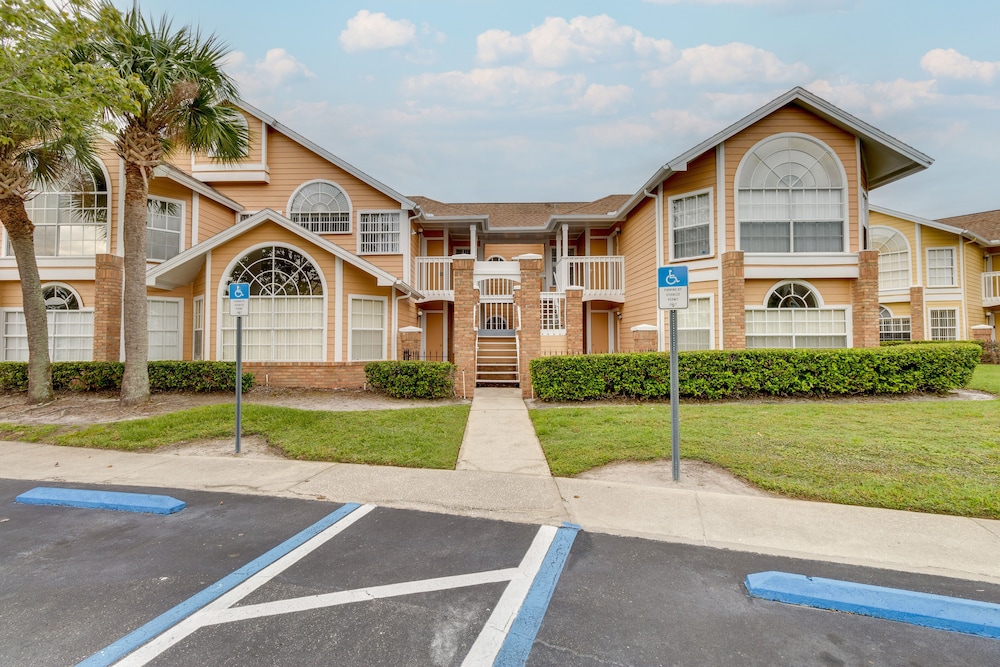 Kissimmee Condo with Private Porch Less Than 7 Mi to Disney — 4-Star Luxury Hotel in Kissimmee, United States