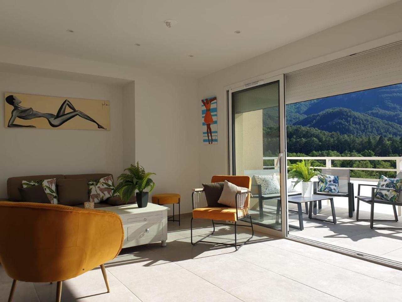 Appartement Neuf Avec Vue Montagnes. — 4-Star Luxury Hotel in Die, France