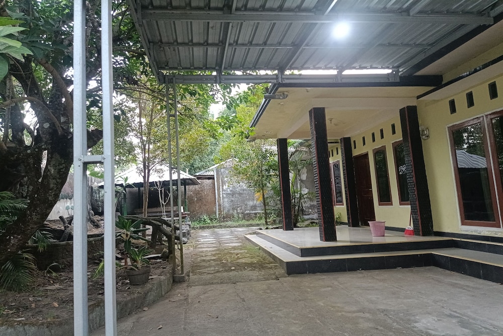 Hotel O Penginapan Annisya Near SMA Negeri 2 Mataram in Mataram, Indonesia