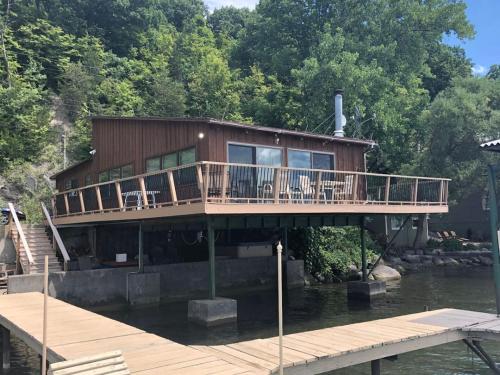 Sunset Haven Cottage — 4-Star Luxury Hotel in Aurora, United States
