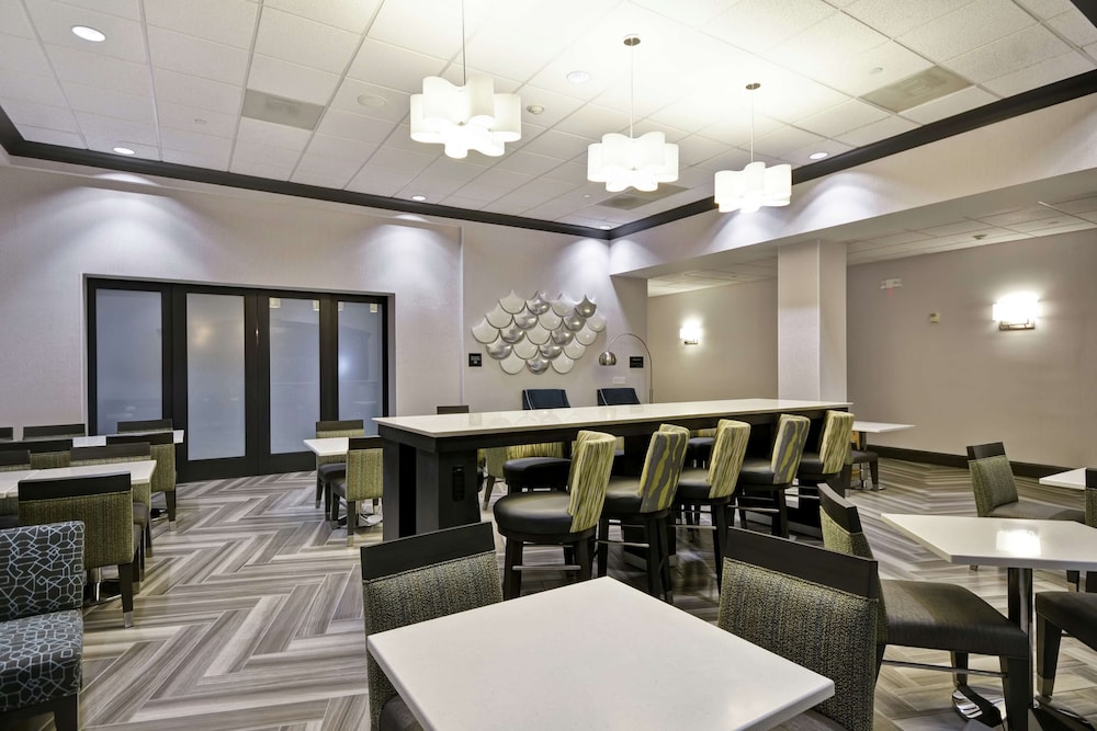 Hampton Inn & Suites Los Angeles Burbank Airport - photo 39