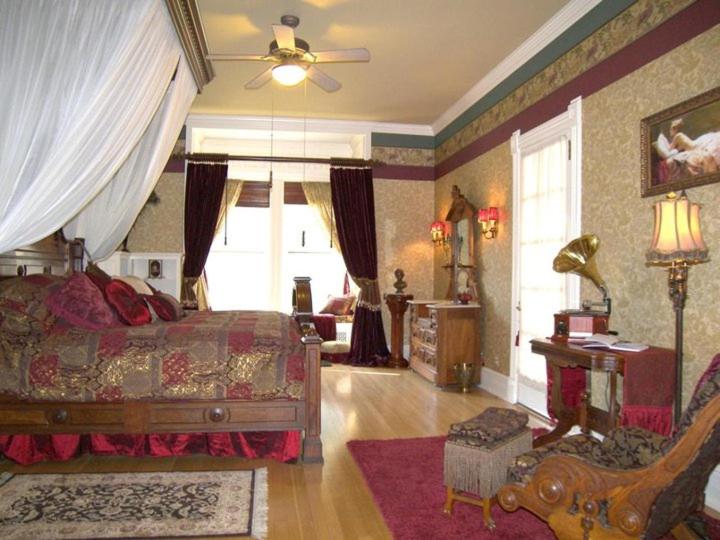 Alexander Mansion Bed and Breakfast - photo 9