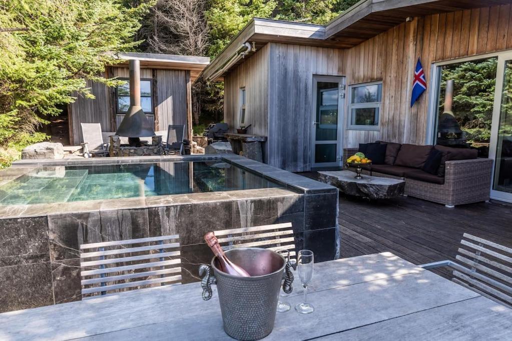 Luxury Lakefront villa infinity hot tub and sauna