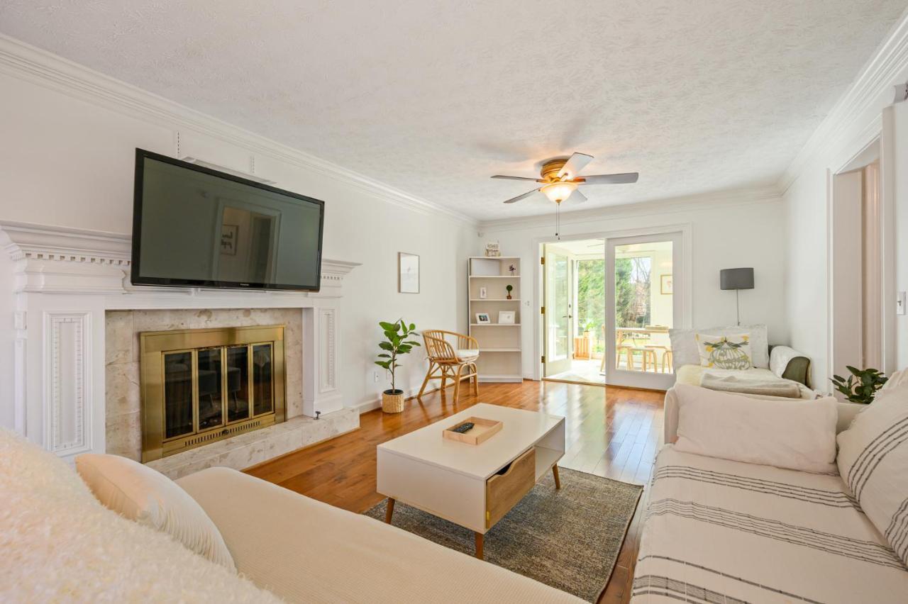 2 Story Home With Sunroom & Cozy Deck Close To KSU — 4-Star Luxury Hotel in Kennesaw, United States