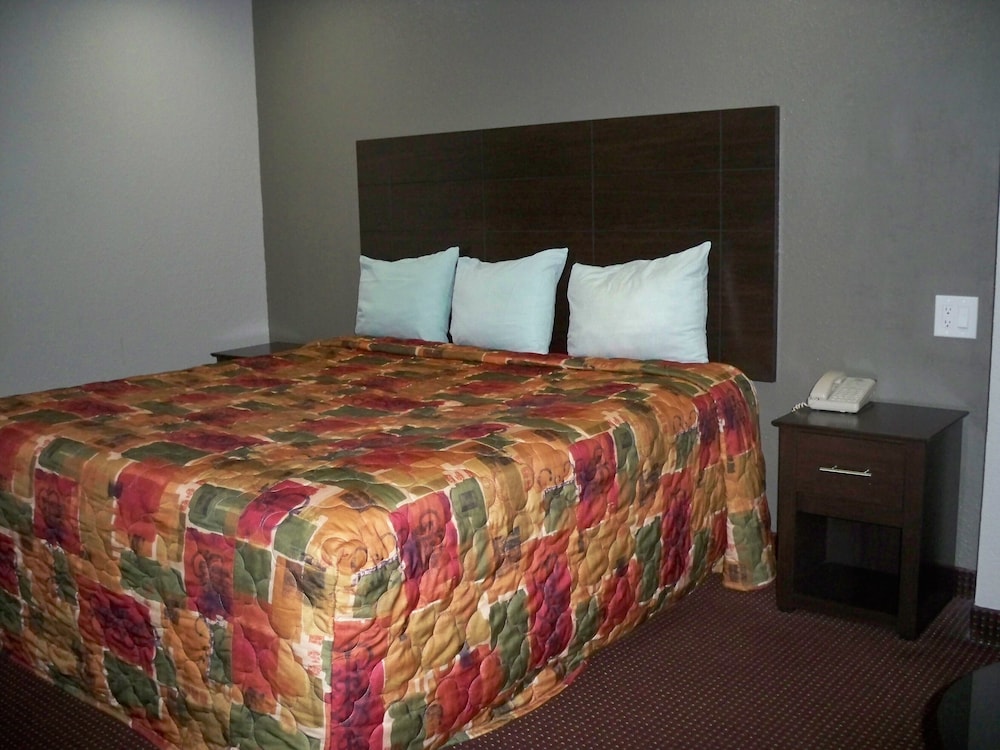 Scottish Inn & Suites - photo 36
