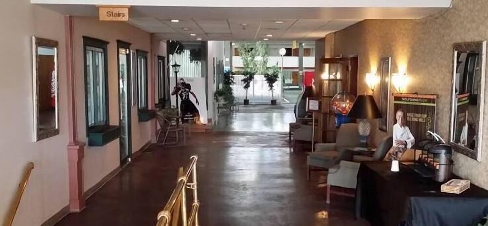 Travelodge by Wyndham Lincoln Northeast - photo 2