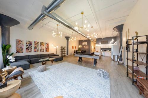 Luxurious 5BR Suite Perfect for Group of 12 guests with Pool table Optional Parking and Gym Access Near McCormick Place and Soldier Field — 4-Star Luxury Hotel in Chicago, United States