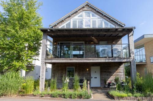 Paddlebrook HM56 Lakeside Spa Property — 4-Star Luxury Hotel in Stow On The Wold, United Kingdom