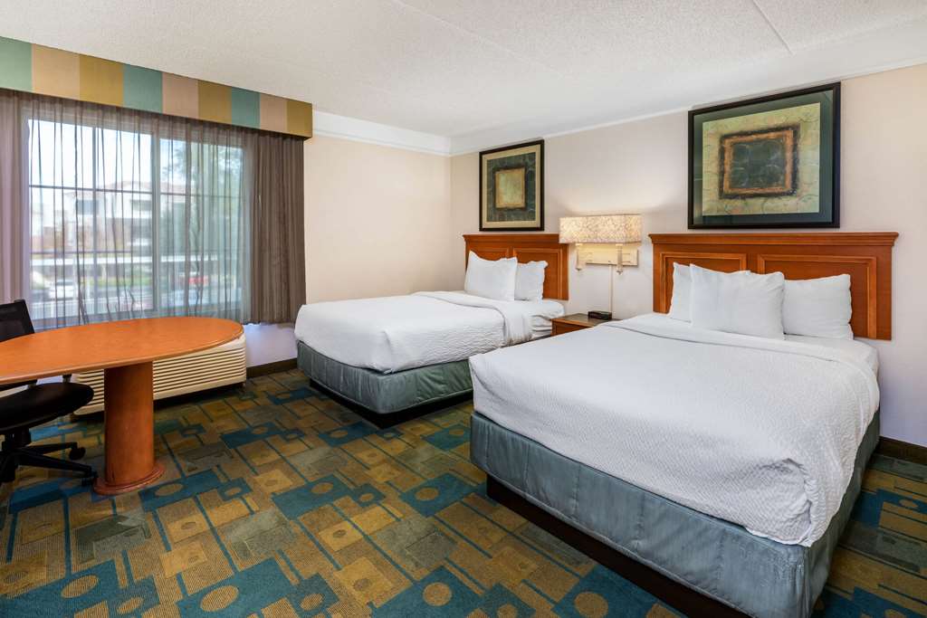 La Quinta Inn & Suites by Wyndham Phoenix West Peoria - photo 12