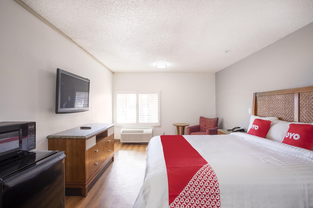 OYO Hotel Palmdale Antelope Valley - photo 7