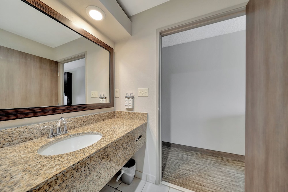 Holiday Inn Express Hotel & Suites Beatrice by IHG - photo 79