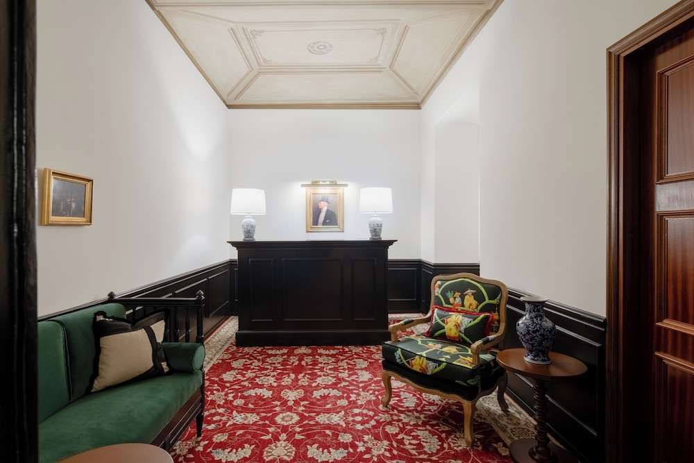 V Collection Condotti — Rome