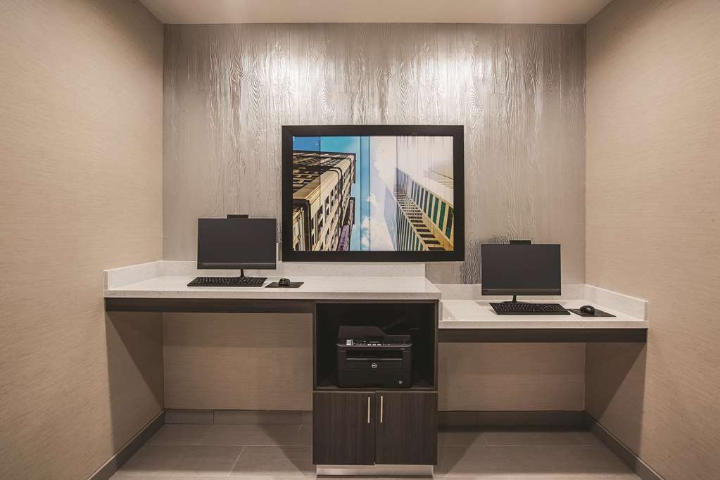 La Quinta Inn & Suites by Wyndham Dallas Northeast Arboretum - photo 35